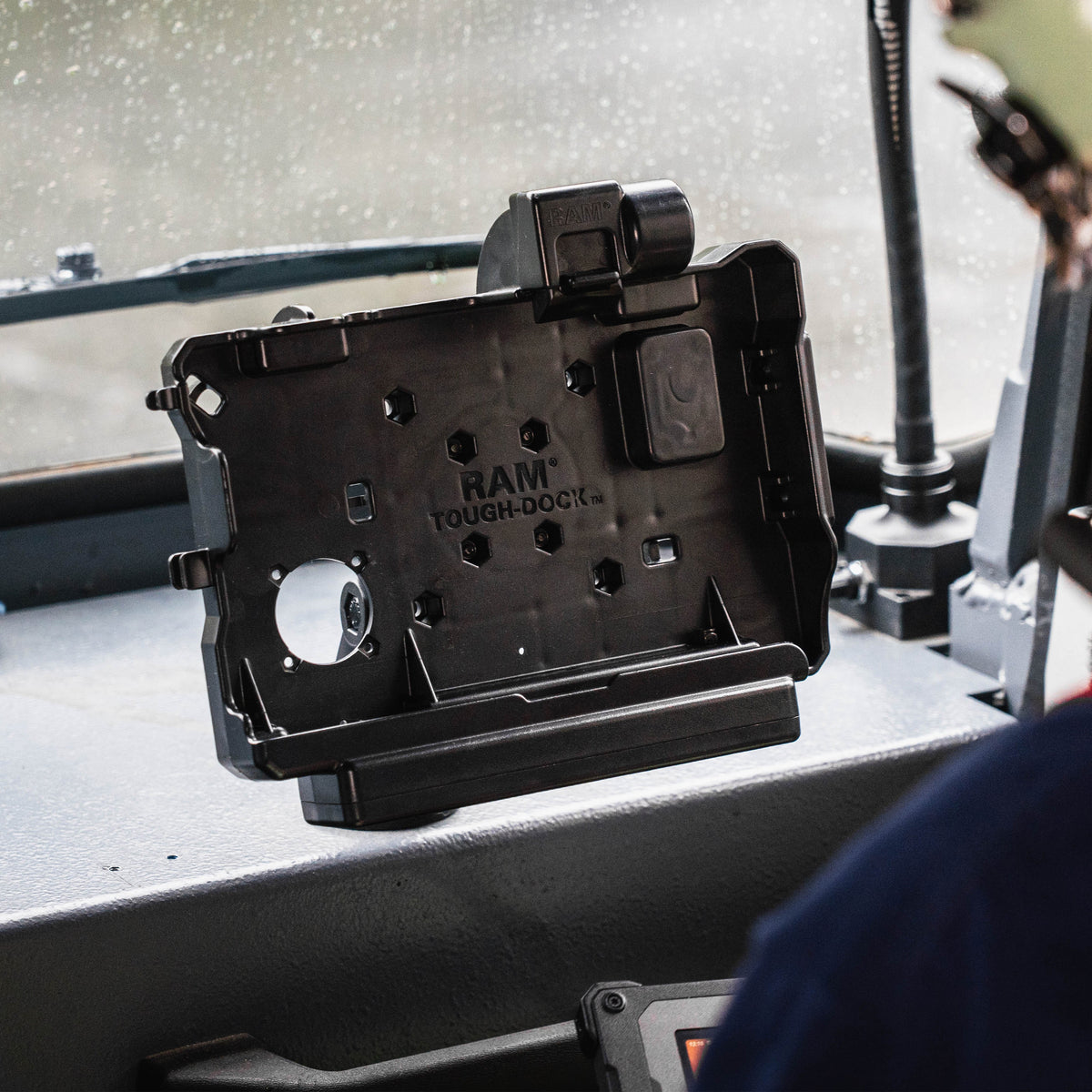RAM Mounts key-locking Form-Fit holder for Getac ZX80 rugged tablet – additional product photo