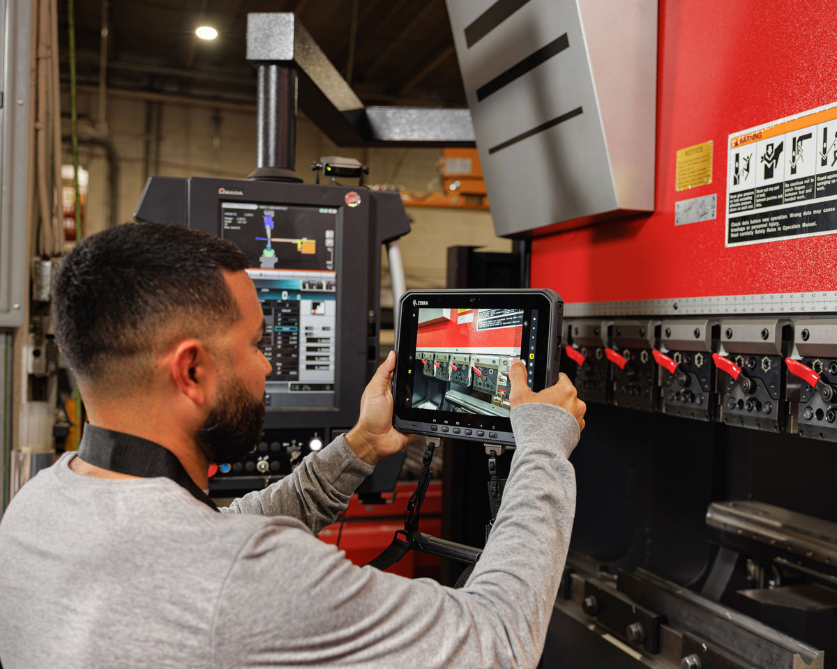 Zebra ET60 rugged tablet, Android (GMS), Wi-Fi only (ET60AW-0SQAGS00A0-A6) – in use in manufacturing